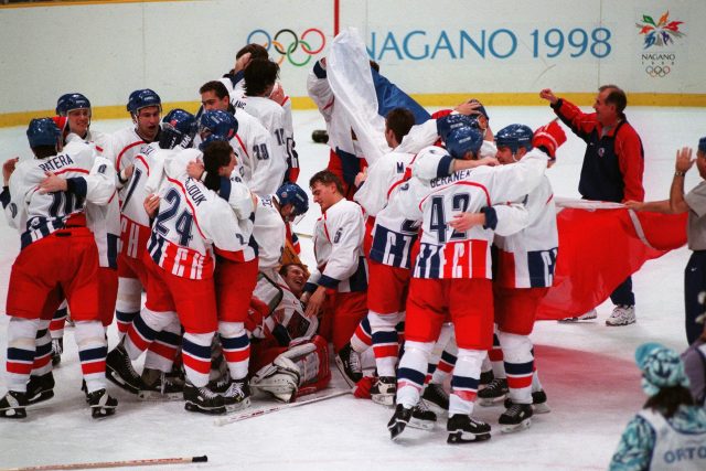 Čeští hokejisté na olympijských hrách v Naganu 1998 vybojovali zlatou medaili | foto: ČTK / Jiji Press Photo / Yasushi Arishima