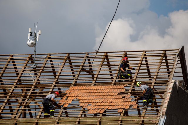 Hasiči odstraňují následky po ničivém tornádu v Mikulčicích | foto: HZS KHK/Michal Fanta