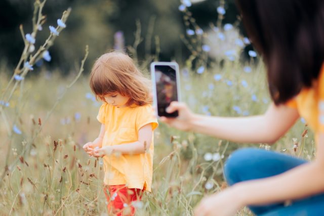 Sdílet,  nebo nesdílet děti na sociálních sítích? | foto: Shutterstock