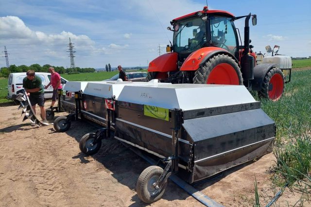 Speciální inovativní zemědělský stroj na postřik polí | foto: Jakub Vik