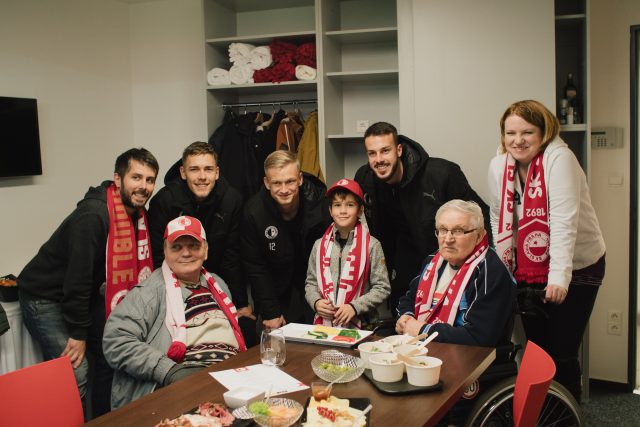 Jaroslav a Václav se vyfotili s legendami svého oblíbeného klubu | foto: Jan Kolář