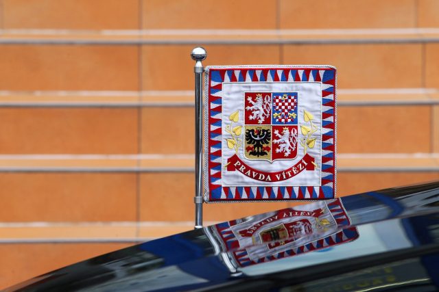 Vlajka prezidenta České republiky na autě využívané prezidentem | foto: Václav Šlauf,  MAFRA / Profimedia