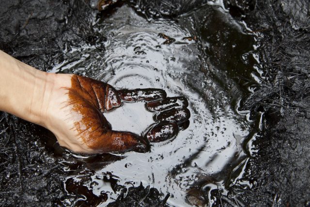 Ropa je známá jako hnědá až černá kapalina. Může ale být i žlutá nebo průhledná | foto: Shutterstock