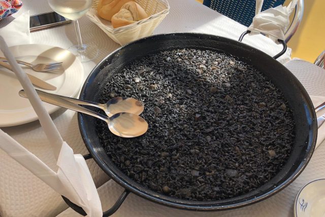 Arros negro neboli španělská černá rýže | foto: Ľubica Zlochová,  Český rozhlas