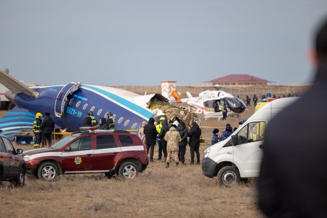 Trosky u kazašského města Aktau. Pád letu 8243 z Baku do Grozného nepřežilo 38 lidí | foto: Isa Tazhenbayev,  Xinhua News / Profimedia