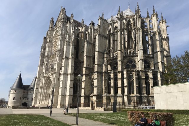 Gotická katedrála Svatého Petra,  nebo tedy jen její asi tak třetina,  je tak velká,  že je vidět i zdálky | foto: Marie Sýkorová,  Český rozhlas