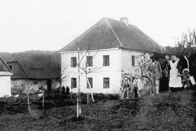 Ležáky byla malá osada na Chrudimsku,  ležící na samém okraji Žďárských vrchů a Železných hor,  tvořená osmi rodinnými domky a mlýnem  (na snímku) | foto: Archiv Eduarda Stehlíka