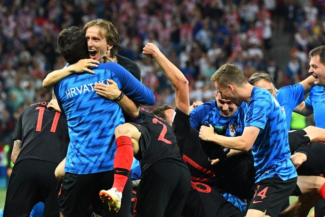 Chorvati slaví vítězství nad Dánskem na MS ve fotbale v Rusku  (2018,  v popředí Luka Modrić) | foto: Profimedia