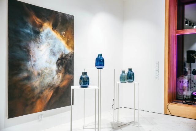 Výstava váz z projektu Lost & Found skláře Lukáše Nováka | foto: The Chemistry Gallery