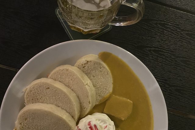 Svíčková se čtyřmi a české pivo na zahrádce: důvod,  pro nějž se Česká restaurace stala vyhledávaným místem zdejších obyvatel | foto: Štěpán Macháček,  Český rozhlas