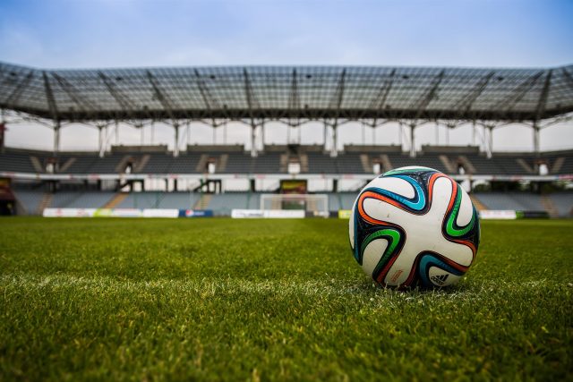 fotbalový míč,  prázdný stadion | foto:  jarmoluk,  Pixabay,  Licence Pixabay
