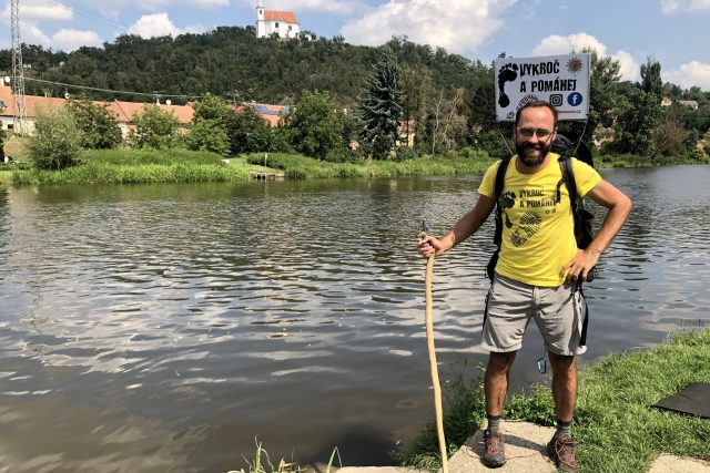 Učitel Vít Kunc při pouti napříč republikou vybírá peníze pro centrum Paraple | foto: Karolína Wernerová,  Český rozhlas