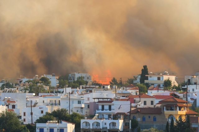 Požáry na řeckém ostrově Rhodos | foto: Nicolas Economou,  Reuters
