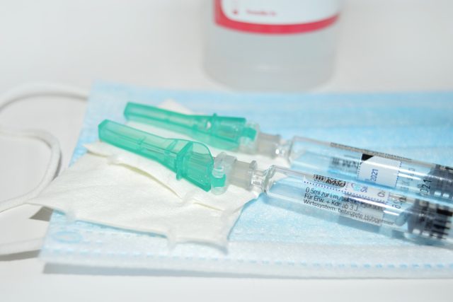 Česká vakcinologická společnost doporučuje podat vysoce rizikovým pacientům třetí dávky už 4 až 8 týdnů po ukončeném očkování dvěma dávkami  | foto: Pixabay