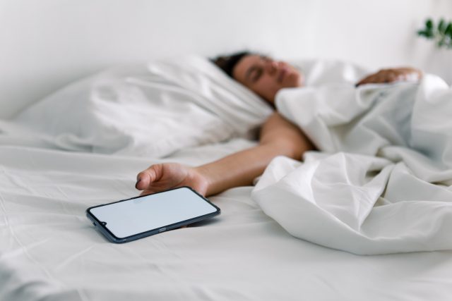 Experti doporučují nedívat se před usnutím na mobil ani na televizi | foto: Profimedia