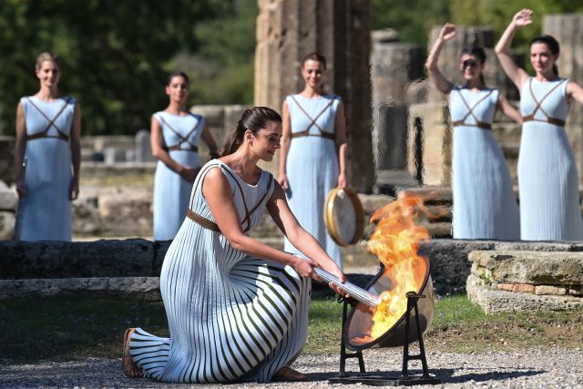 Slavnostní zapálení olympijského ohně v řecké Olympii | foto: Aris Messinis,  Profimedia / AFP