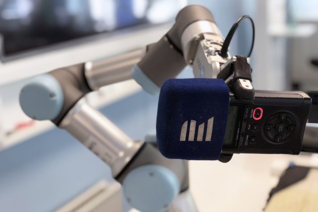 Už 15 let lékaři v pražské Nemocnici Na Homolce operují pomocí speciálního robota Da Vinci | foto: Nemocnice Na Homolce