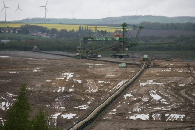Důl Turów u česko-polské hranice zásobuje uhlím hlavně sousední elektrárnu | foto: René Volfík