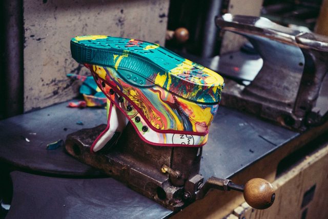 Boty KAVE mají podrážku z kaučuku,  ten je možné znovu recyklovat | foto: Petra Kopásková,  Český rozhlas