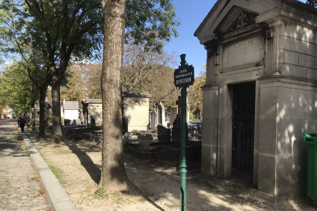 Na pařížském hřbitově skončilo letní období,  kdy mladí lidé hledají hrob Jima Morrisona | foto: Marie Sýkorová,  Český rozhlas
