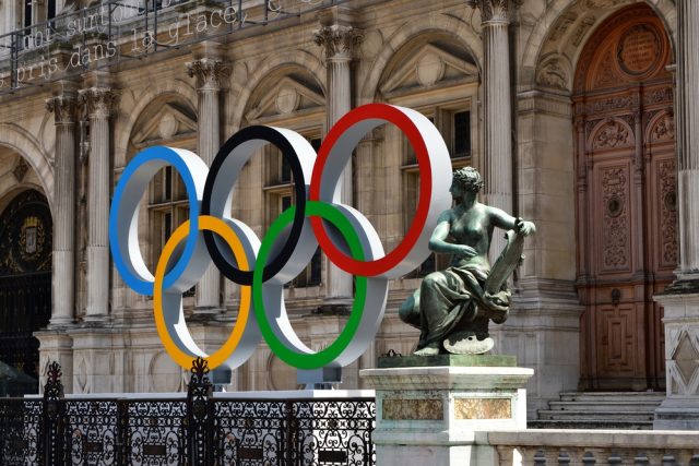 Symbol olympijských her před pařížskou radnicí | foto: Shutterstock