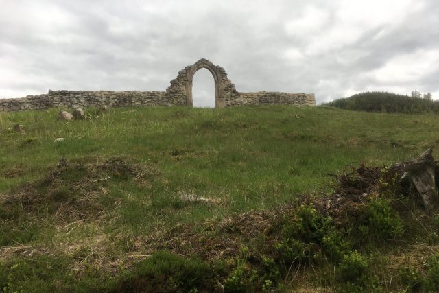 Ruiny kostela sv. Mikuláše jsou rozlohou velmi malé,  ovšem ztracené v lesích působí naprosto výjimečně | foto: Ľubomír Smatana,  Český rozhlas