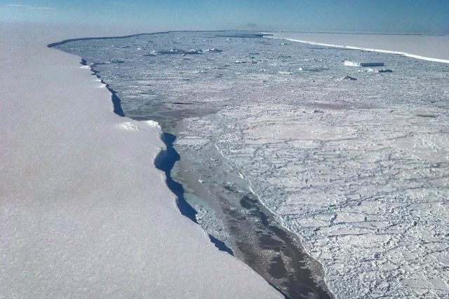 Trhlina mezi ledovcem Larsen C a obří krou,  která dostala název A-68. Vědci jsou mimo jiné nadšení z náhle možnosti odkrýt,  jaké formy života jsou schopny přežít v mrazivé vodě pod stovky metrů tlustou vrstvou ledu. | foto:  NASA/GSFC,  CC BY 2.0