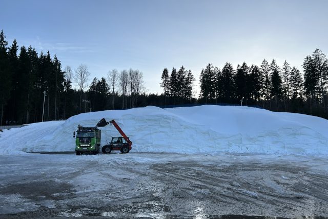 Počasí v Novém Městě na Moravě přidělává práci i rolbařům a lidem,  kteří se starají o úpravu tratí | foto: Jan Suchan,  Český rozhlas