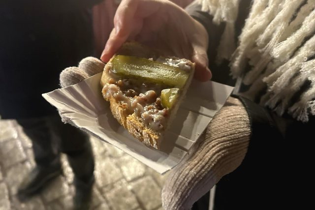 Tradičně se na chleba dává kombinace sádla,  škvarků a kvašené okurky | foto: Kateřina Havlíková,  Český rozhlas