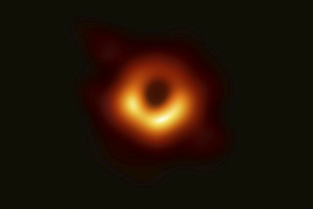 Vědci zveřejnili první snímek černé díry | foto: ČTK/AP