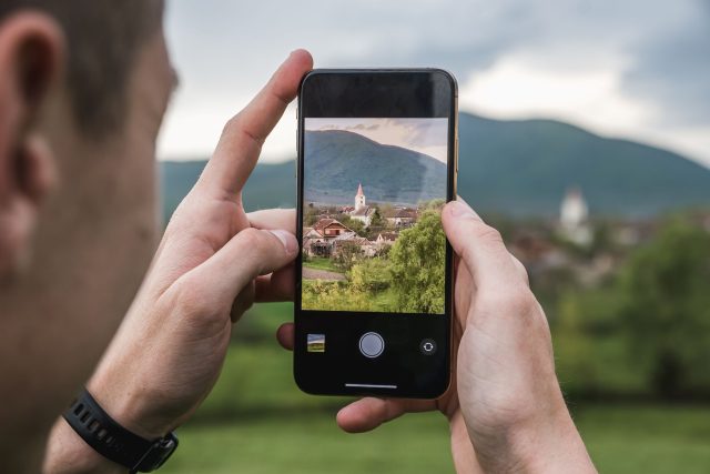 S příchodem turistické sezóny budou mít uživatelé sociálních sítí potíž odpovědět si na to,  jestli vůbec na dovelené byli,  když o své cestě neinformují na sociálních platformách  (ilustrační foto) | foto: Shutterstock