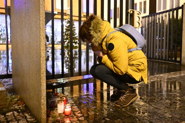 Před rektorátem Univerzity Karlovy začali lidé po tragické střelbě zapalovat svíčky | foto: Ondřej Deml,  ČTK