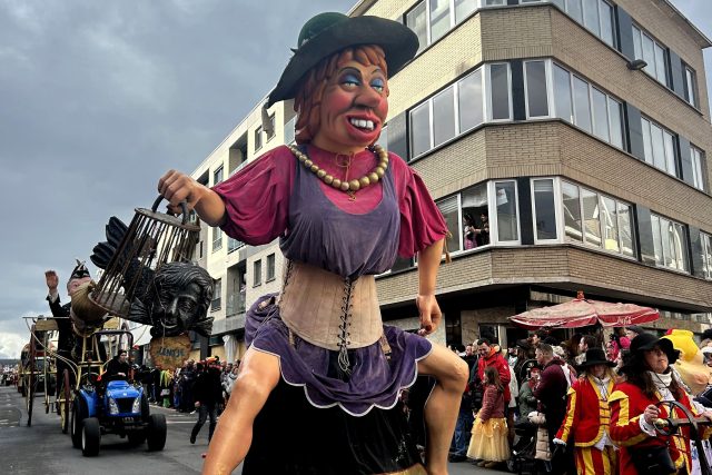 Karneval v Aalstu si servítky nebere,  pálí rovnou ostrými a nebojí se i jmenovat | foto: Zdeňka Trachtová,  Český rozhlas