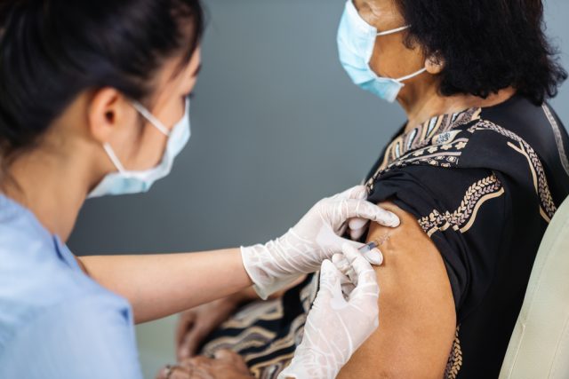 Očkování snižuje riziko nákazy i nakažlivosti | foto: Shutterstock