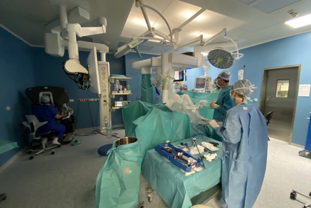 Operace s využitím chirurgického robota v Thomayerově nemocnici v Praze | foto: Veronika Hlaváčová,  Český rozhlas