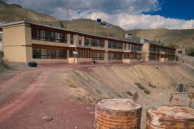 Škola v Mulbekhu v Malém Tibetu spolupracuje s českou neziskovou organizací Brontosauři v Himálajích už několik let | foto: Tomáš Černý,  Český rozhlas