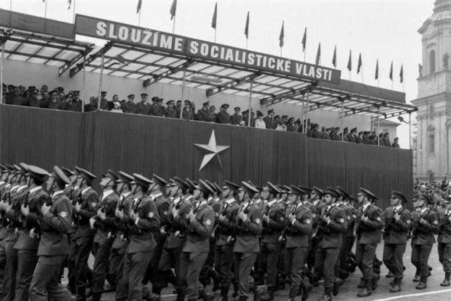 Vojenská přehlídka na pražské Letné,  1985 | foto: Post Bellum