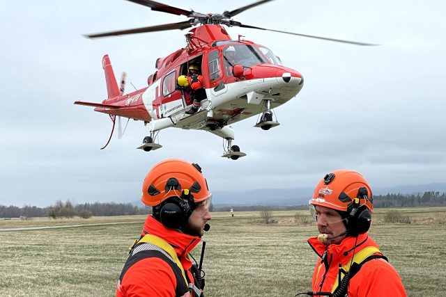 Vrtulník má zespodu červený záchranářský kříž a mnohdy je to to první,  co zachraňovaný spatří | foto: Martin Pařízek,  Český rozhlas