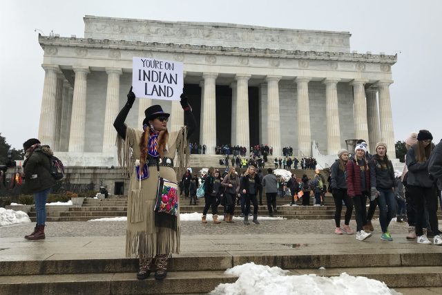 Jste v zemi indiánů,  upozorňuje nápis na transparentu jednoho z manifestujících indiánů | foto: Jan Kaliba,  Český rozhlas,  Český rozhlas