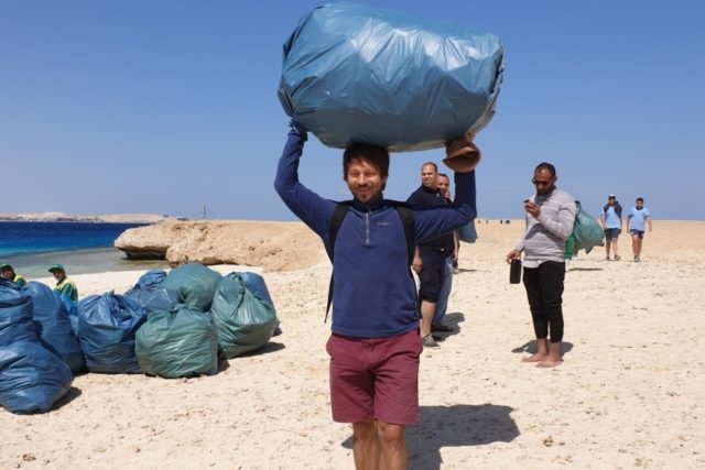 Štěpán Macháček pomáhal s odklízením plastového odpadu na ostrově nedaleko egyptské Hurghády | foto: Štěpán Macháček,  Český rozhlas,  Český rozhlas