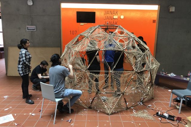 Studenti Fakulty architektury svazují dohromady konstrukci kulovitého pavilonu | foto: Vojtěch Koval,  Český rozhlas