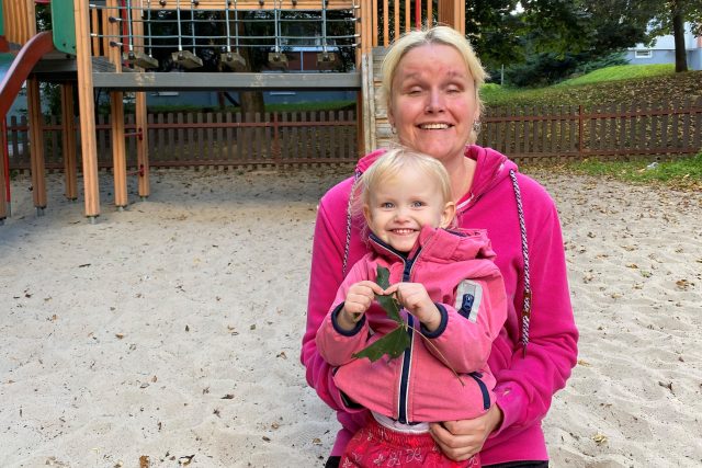 Nevidomá Alena je mámou potmě už třetí rok. Jak se ohlíží za rokem 2021? | foto: Veronika Hlaváčová,  Český rozhlas