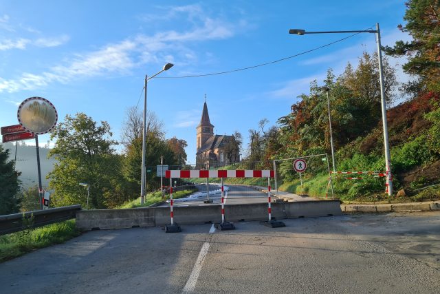 Kvůli utržené silnici v centru Bílovic nad Svitavou musí auta jezdit po objížďkách | foto: Tomáš Kremr,  Český rozhlas