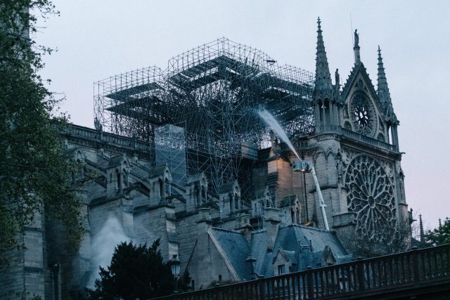 Pařížská katedrála Notre-Dame v úterý ráno | foto: Fotobanka Profimedia