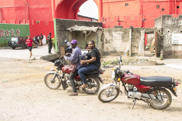 Mototaxíky zachraňovaly kolabující dopravu v centru nigerijského Lagosu. Vláda teď jejich provoz zakázala | foto: Kateřina Havlíková,  Český rozhlas