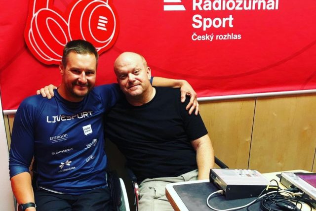 Jan Tománek s moderátorem Davidem Novotným ve studiu Radiožurnálu Sport | foto: Český rozhlas