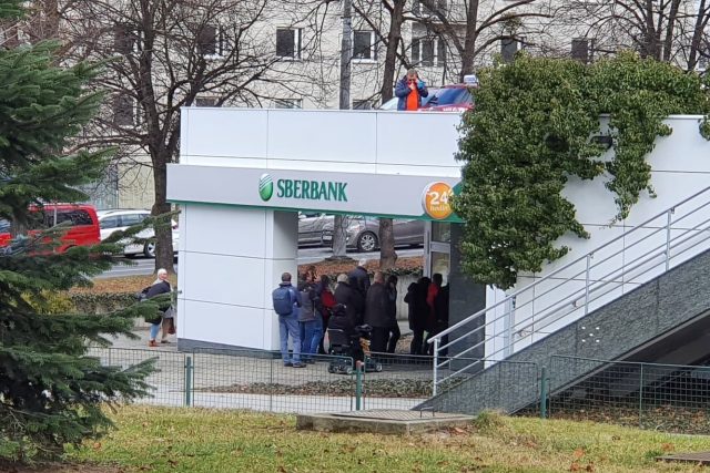 Sberbank ve Zlíně,  řada u pobočky den po napadení Ukrajiny Ruskem  (25.2.2022) | foto: Roman Verner,  Český rozhlas