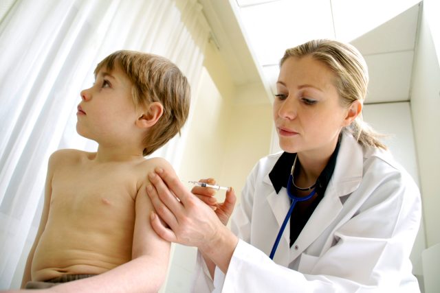 Farmaceutické firmy testují vakcíny proti koronaviru u dětí od šesti let. Experti se shodují,  že děti bude nutné naočkovat | foto: Profimedia