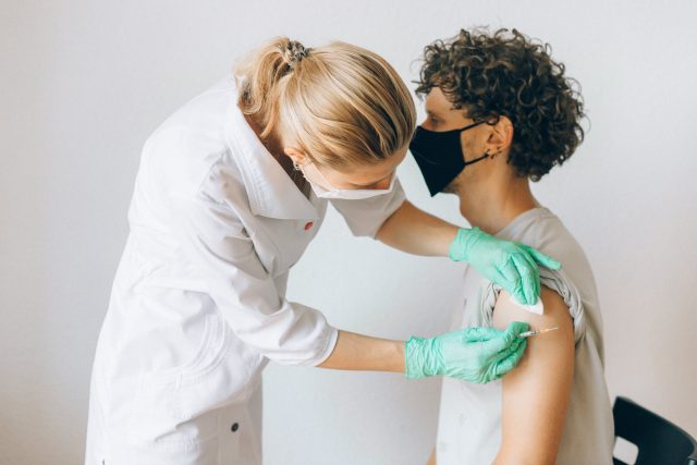 Druhá dávka očkování může být nově od jiné firmy. Ani to ale nové zájemce o vakcínu nepřináší... | foto: Pexels,  CC0 1.0