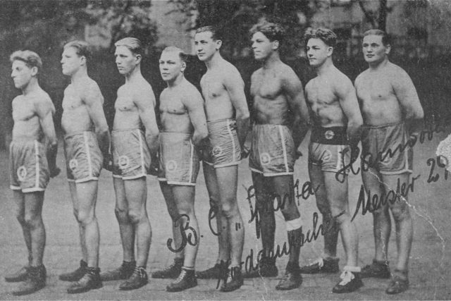 Skupinový portrét členů německého boxerského klubu Sparta po vítězství v severoněmeckém šampionátu. Sintský boxerský šampión Johann  (Rukeli) Trollmann  (1906-1943) je na snímku třetí zprava | foto: United States Holocaust Memorial Museum